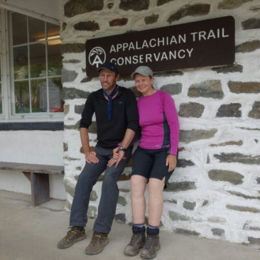 Crunchie (rechts) und Timeout vor dem Gebäude der Appalachian Trail Conservancy.