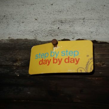 Schild Step by Step, Day by Day