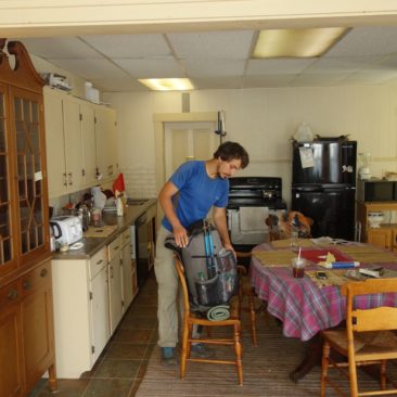 Die gemütliche Küche im Grey Elephant Hostel in Rangeley