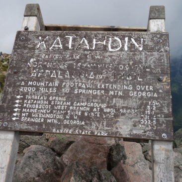 Das Appalachian Trail Schild auf Mount Katahdin