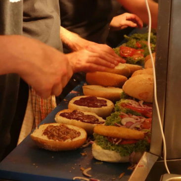 Massenproduktion aufgrund von Massenandrang bei Fergburger in Queenstown