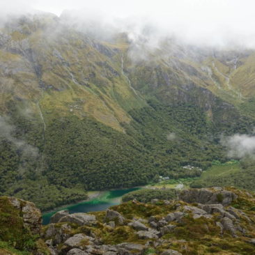 Ausblick von oben auf Lake MacKenzie und die gleichnamige Hütte