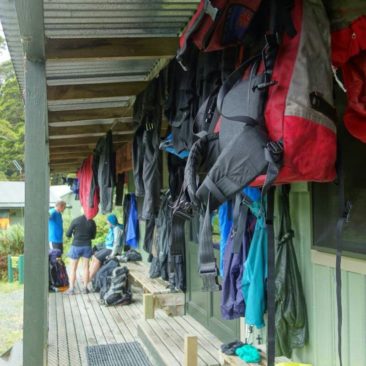 Alles raus zum Trocknen an der Lake MacKenzie Hütte