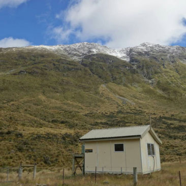 Die schlichte, aber gemütliche Boundary Hut am Mavora Lake Walkway