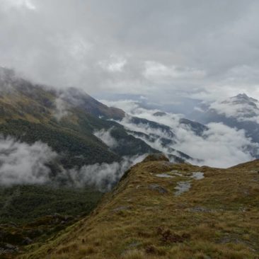 Ausblick auf die wolkenverhangene Berglandschaft des Routeburn Tracks