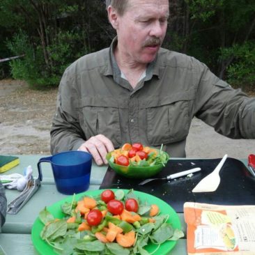 Salat zum Abendessen - Luxus auf Wandertouren, einfach auf Paddeltouren