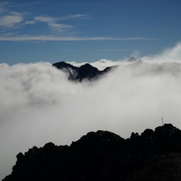 Mystische Wolkenstimmung auf dem Gipfel von Avalanche Peak im Arthur's Pass Gebiet