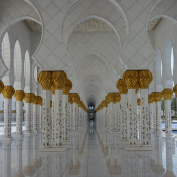 Symmetrischer Säulengang in einem Seitenflügel der Scheich-Zayid-Moschee