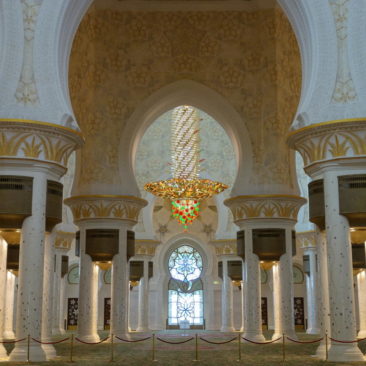 Im Inneren der Moschee hängen gewaltige Kronleuchter