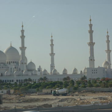 Die Scheich-Zayid-Moschee ist auch aus einiger Entfernung ein beeindruckendes Bauwerk