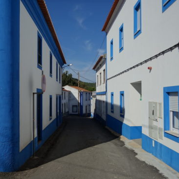 Blau-weißen Häusern begegnet man hier oft