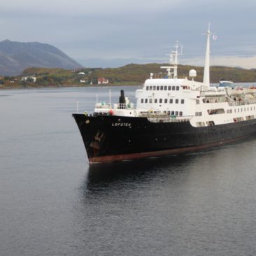 Begegnung mit der MS Lofoten, dem ältesten Schiff der Hurtigruten