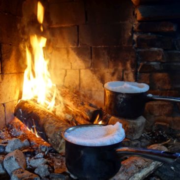 Schneeschmelze vor dem Kamin